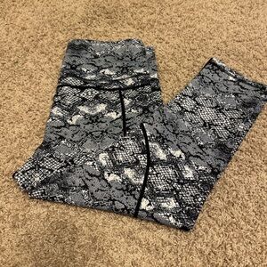 Zyia Black and White Mosaic Leggings Mid Rise 7/8 24in Soft and Snug Size 12